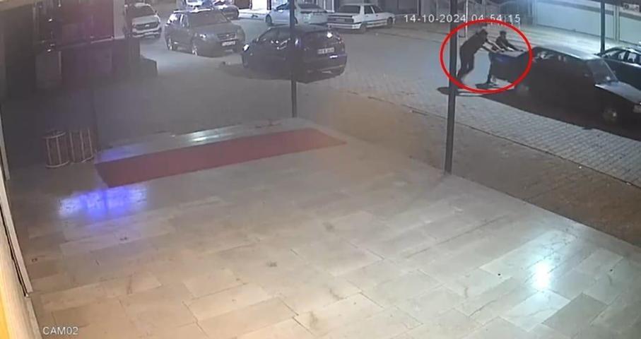 Otomobili iterek çalıştırıp çalan şüpheliler tutuklandı