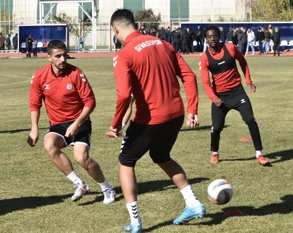 Sivassporda Rize maçının kahramanı Noah Sonkodan, Fenerbahçeye gözdağı