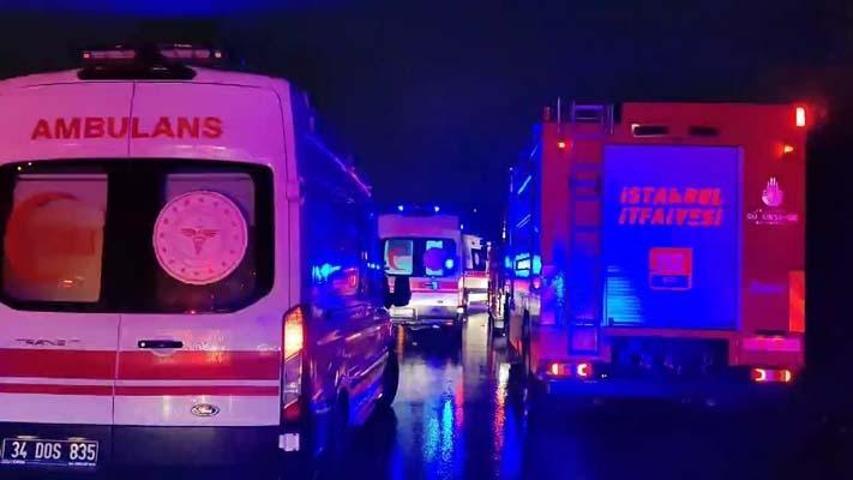 SON DAKİKA İstanbul, Bayrampaşada yolcu otobüsü devrildi: Ölü ve yaralılar var...