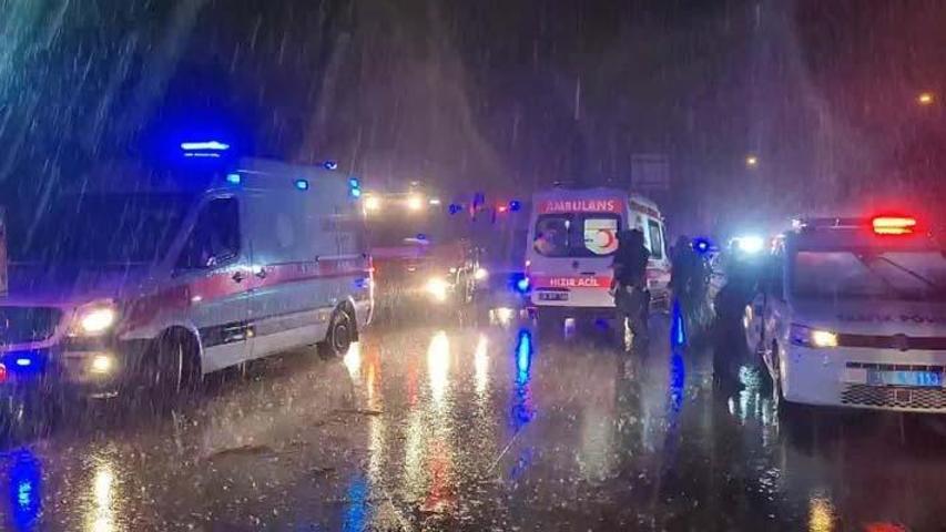 SON DAKİKA İstanbul, Bayrampaşada yolcu otobüsü devrildi: Ölü ve yaralılar var...
