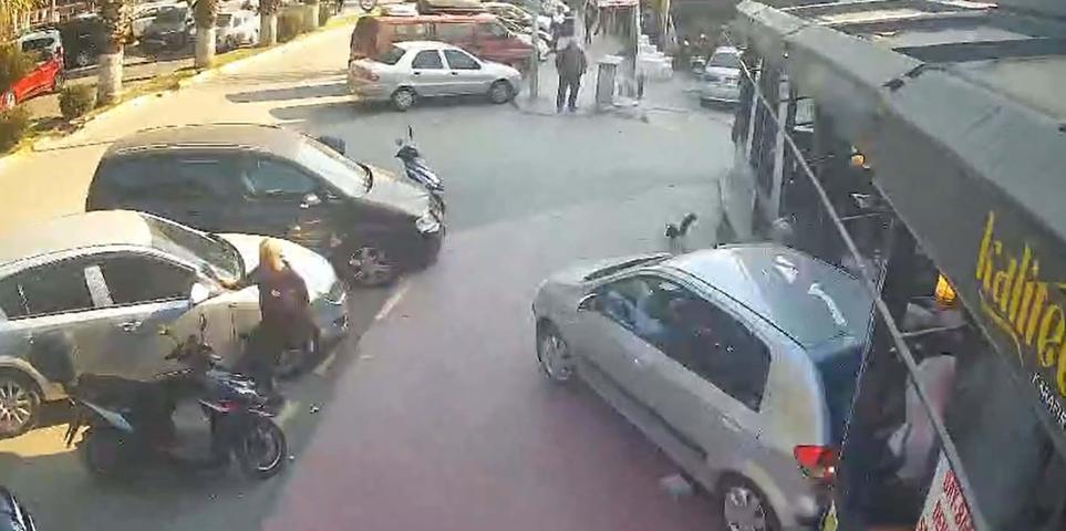 Kontrolden çıkan otomobil pastaneye girdi: Yaralılar var