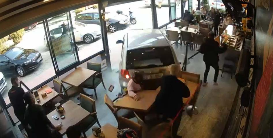 Kontrolden çıkan otomobil pastaneye girdi: Yaralılar var