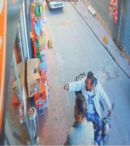 Market sahibine Benimle ilgilenmedin diyerek silah çekti