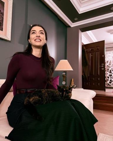 ‘Yalan dizisinin Melikesi Aslıhan Güner sosyal medyayı salladı RENKLERİN KRALİÇESİ