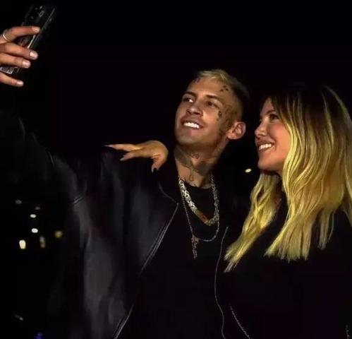 AMAN GALATASARAYIN YILDIZI ICARDİ GÖRMESİN Wanda Nara, sevgilisi L-Gante ve ilk kocasıyla aynı karede