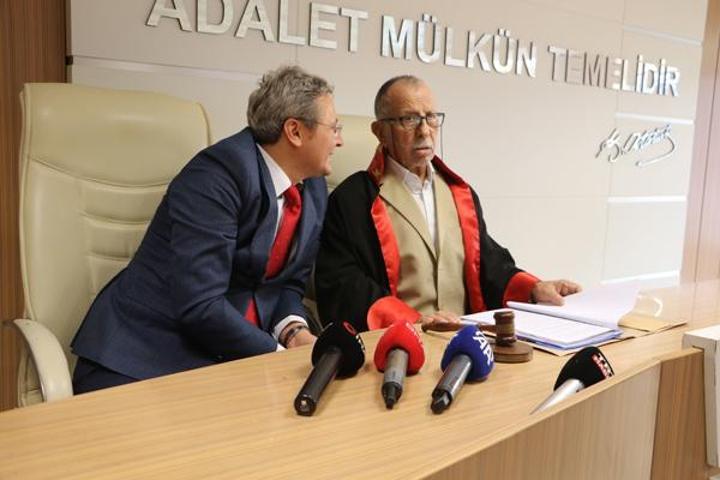 Çocukluk hayali 87 yaşında gerçek oldu Cübbe giyip dava yönetti