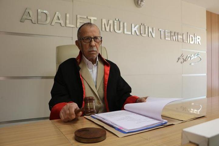 Çocukluk hayali 87 yaşında gerçek oldu Cübbe giyip dava yönetti