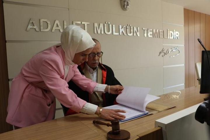 Çocukluk hayali 87 yaşında gerçek oldu Cübbe giyip dava yönetti