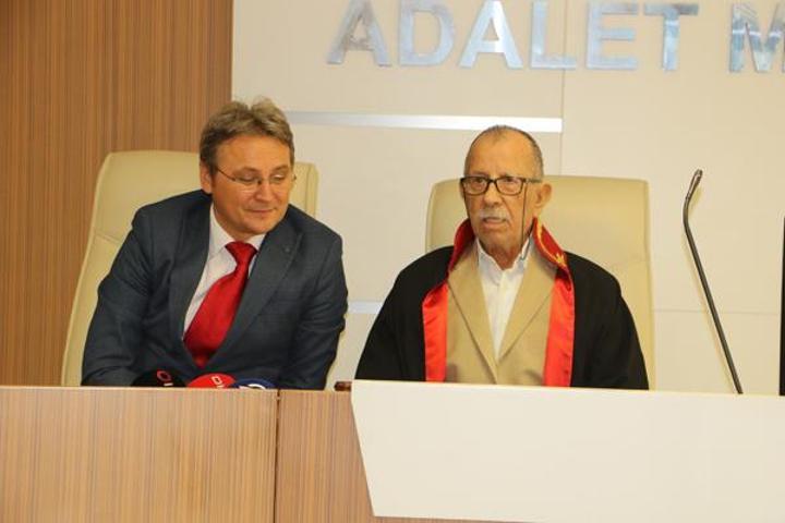 Çocukluk hayali 87 yaşında gerçek oldu Cübbe giyip dava yönetti