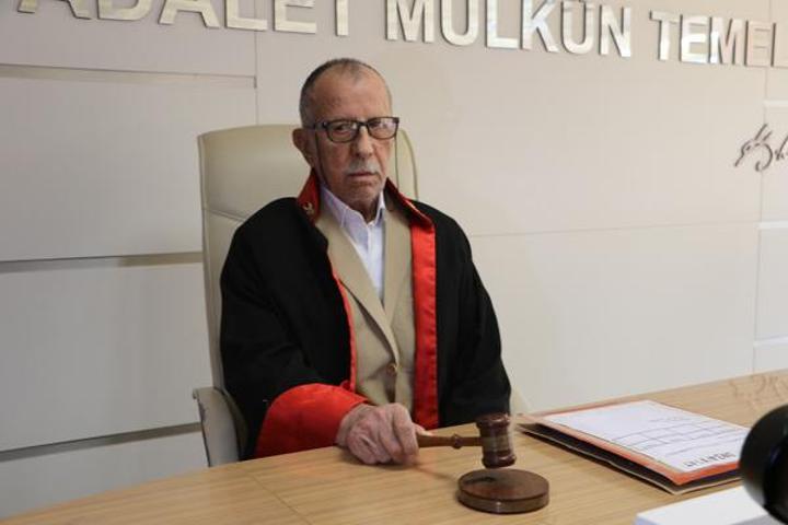 Çocukluk hayali 87 yaşında gerçek oldu Cübbe giyip dava yönetti
