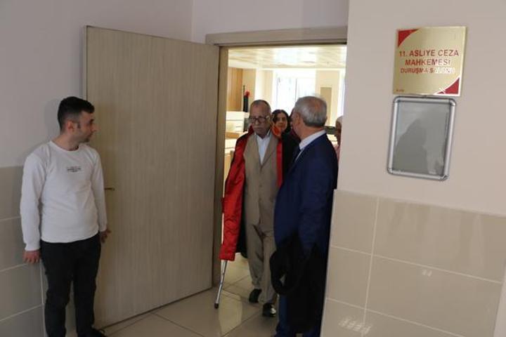 Çocukluk hayali 87 yaşında gerçek oldu Cübbe giyip dava yönetti