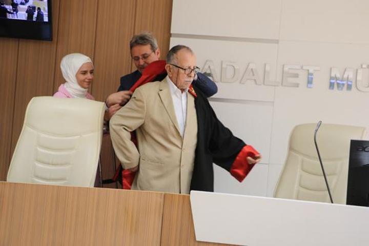 Çocukluk hayali 87 yaşında gerçek oldu Cübbe giyip dava yönetti