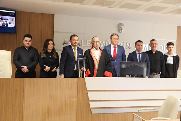 Çocukluk hayali 87 yaşında gerçek oldu Cübbe giyip dava yönetti