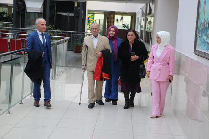 Çocukluk hayali 87 yaşında gerçek oldu Cübbe giyip dava yönetti