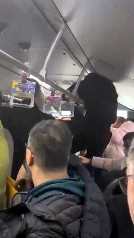 Metrobüste boş koltuk kavgası: Tutunma demirine tırmanıp yumruk attı