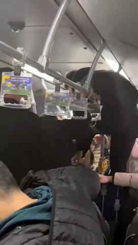 Metrobüste boş koltuk kavgası: Tutunma demirine tırmanıp yumruk attı