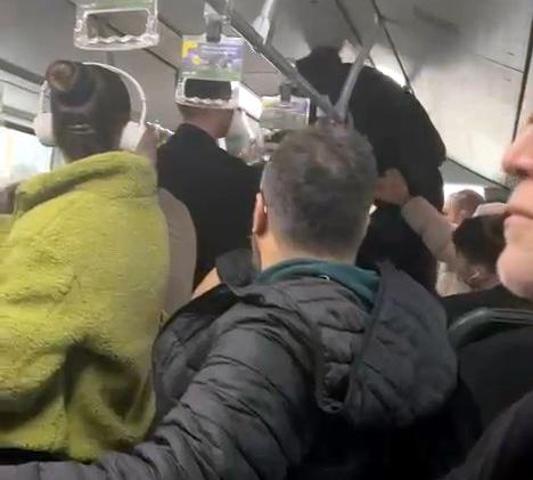 Metrobüste boş koltuk kavgası: Tutunma demirine tırmanıp yumruk attı