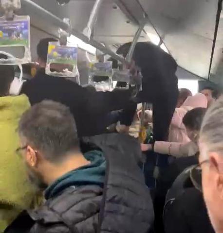 Metrobüste boş koltuk kavgası: Tutunma demirine tırmanıp yumruk attı