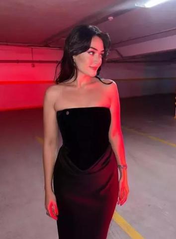 Esra Bilgiç fırtınası Sesi ve şıklığıyla geceye damga vurdu