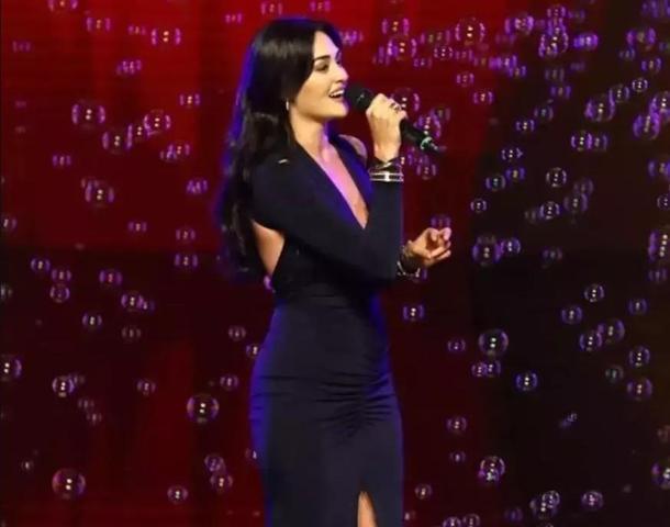 Esra Bilgiç fırtınası Sesi ve şıklığıyla geceye damga vurdu