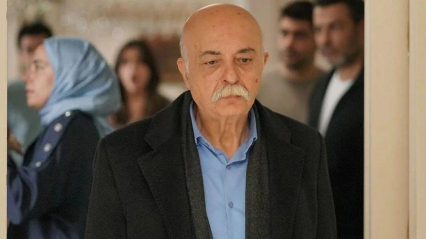 Kızıl Goncalara dahil olduktan sonra Settar Tanrıöğenden ilk fotoğraf Kızılcık Şerbetinin Aposuydu