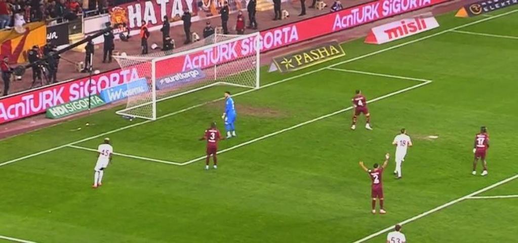 Eski hakemler, Galatasarayın penaltı beklediği pozisyonu yorumladı İşte Hatayspor maçının tartışmalı pozisyonları...