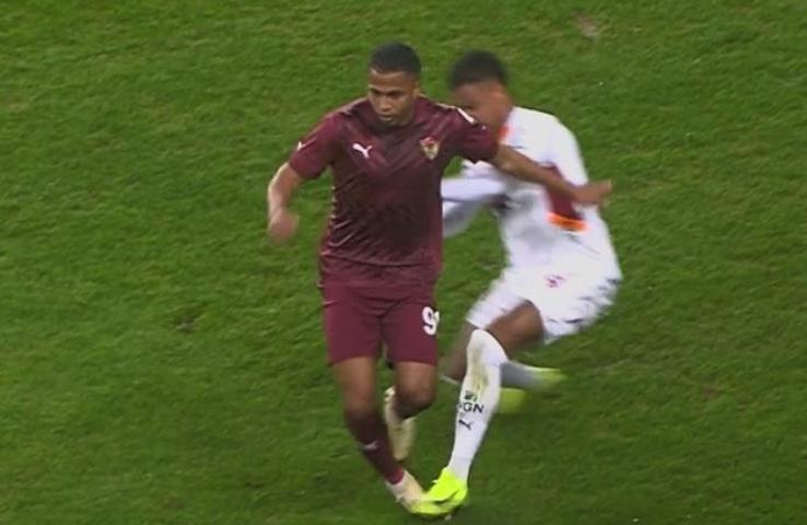 Eski hakemler, Galatasarayın penaltı beklediği pozisyonu yorumladı İşte Hatayspor maçının tartışmalı pozisyonları...