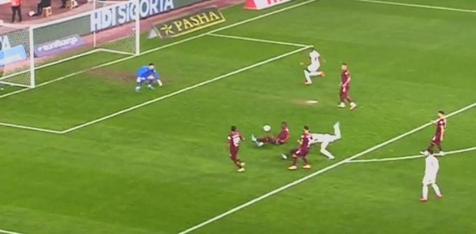 Eski hakemler, Galatasarayın penaltı beklediği pozisyonu yorumladı İşte Hatayspor maçının tartışmalı pozisyonları...