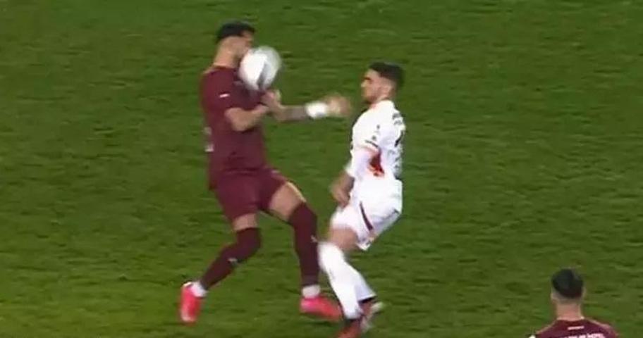 Eski hakemler, Galatasarayın penaltı beklediği pozisyonu yorumladı İşte Hatayspor maçının tartışmalı pozisyonları...