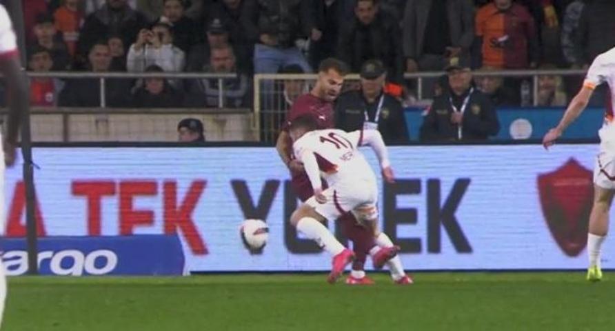 Eski hakemler, Galatasarayın penaltı beklediği pozisyonu yorumladı İşte Hatayspor maçının tartışmalı pozisyonları...