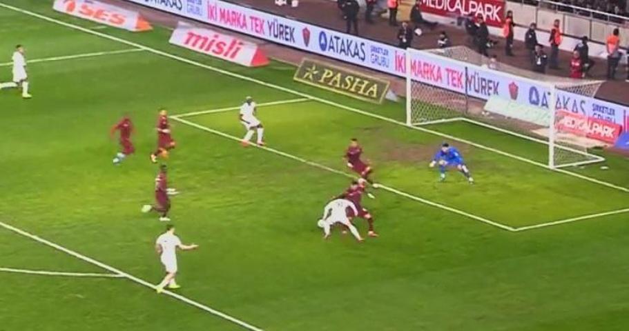 Eski hakemler, Galatasarayın penaltı beklediği pozisyonu yorumladı İşte Hatayspor maçının tartışmalı pozisyonları...