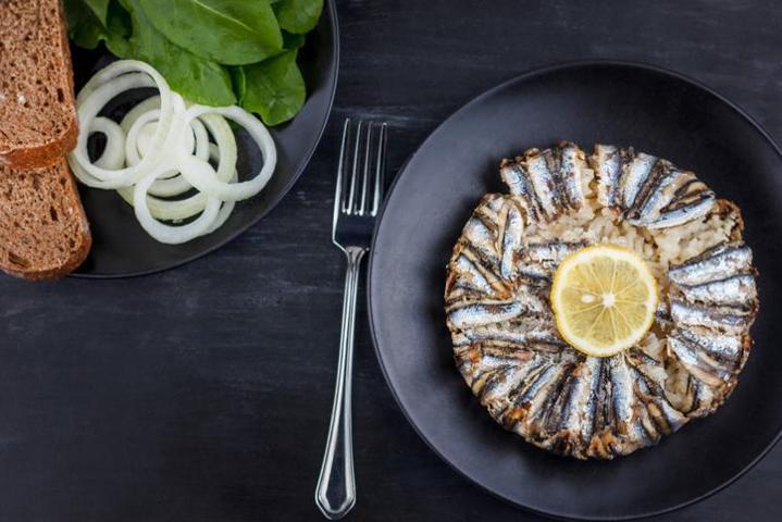 MASTERCHEF CEMRE UYANIKTAN GLÜTENSİZ HAMSİLİ PİLAV TARİFİ Omega-3, B12 Ve D Vitamini Deposu Balığı Çıtır Çıtır, Pilavı Tel Tel