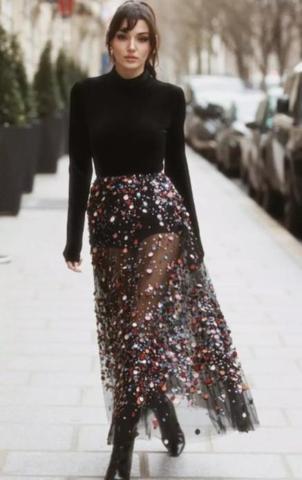 Paris Moda Haftasına katıldı Hande Erçel herkesi büyüledi