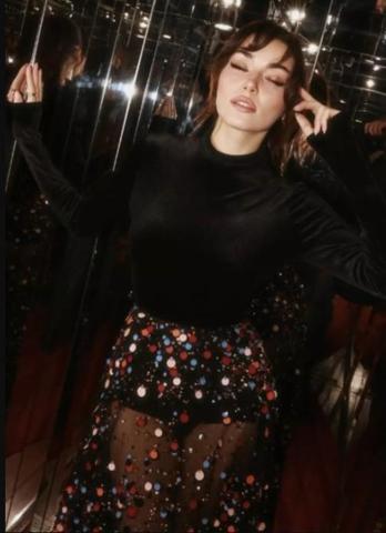 Paris Moda Haftasına katıldı Hande Erçel herkesi büyüledi