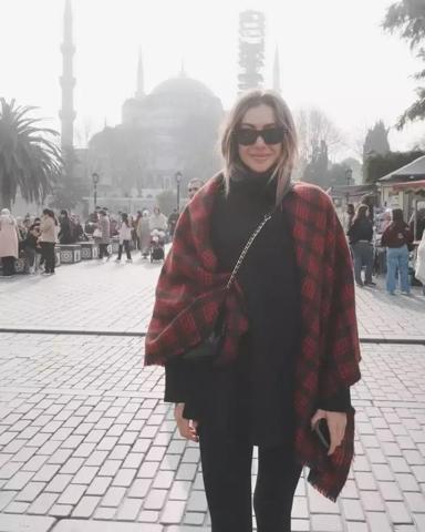 Şeyma Subaşı ailesiyle İstanbul turunda Hürrem çayı dikkat çekti