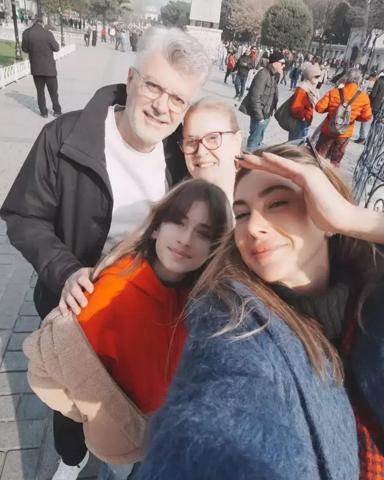 Şeyma Subaşı ailesiyle İstanbul turunda Hürrem çayı dikkat çekti