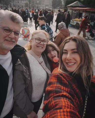 Şeyma Subaşı ailesiyle İstanbul turunda Hürrem çayı dikkat çekti