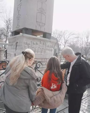 Şeyma Subaşı ailesiyle İstanbul turunda Hürrem çayı dikkat çekti