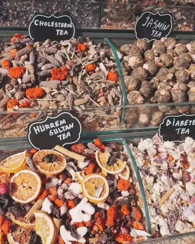 Şeyma Subaşı ailesiyle İstanbul turunda Hürrem çayı dikkat çekti