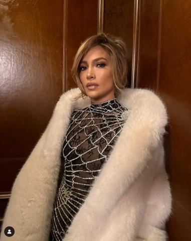 Jennifer Lopez ,67. Grammy Ödül törenine damga vurdu Tarzına beğeni ve yorum yağdı