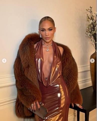 Jennifer Lopez ,67. Grammy Ödül törenine damga vurdu Tarzına beğeni ve yorum yağdı