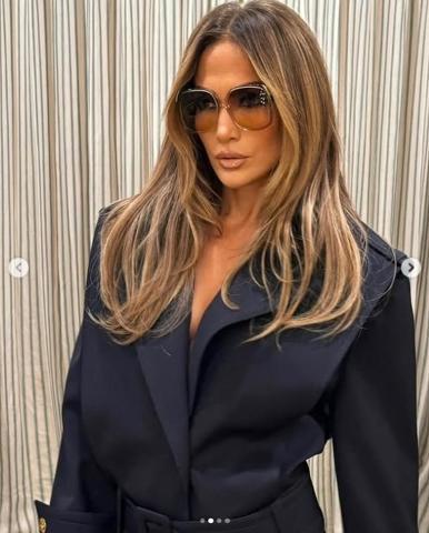 Jennifer Lopez ,67. Grammy Ödül törenine damga vurdu Tarzına beğeni ve yorum yağdı