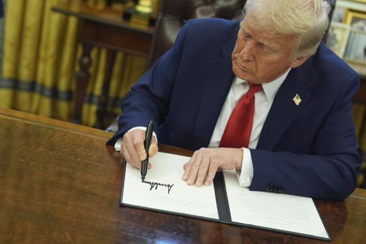 Trump imza attı: İrana maksimum baskı politikası Tahrandan ilk yanıt geldi