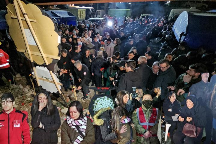 96 kişiye mezar olan Alpargün Apartmanının enkazının kaldırıldığı alanda anma