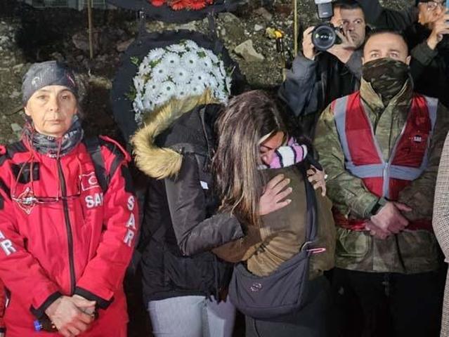 96 kişiye mezar olan Alpargün Apartmanının enkazının kaldırıldığı alanda anma