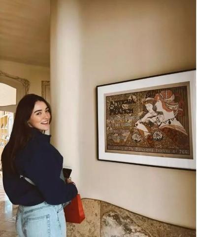 Zehra Güneş doğal güzelliğiyle büyüledi Asansör pozuna beğeni yağdı