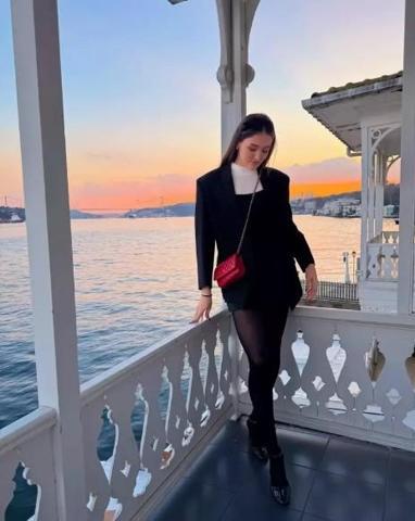 Zehra Güneş doğal güzelliğiyle büyüledi Asansör pozuna beğeni yağdı