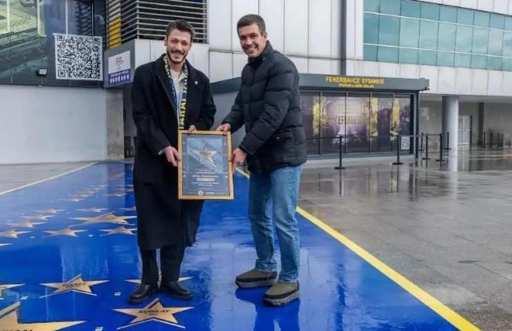 İnci Tanelerinin Cihanı Kubilay Akadan Fenerbahçe pozu Efsane Yol’daki yıldızlar arasında yerini aldı