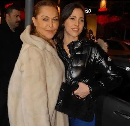 Annem Ankara’nın yıldızı Mehmet Günsürün kızına bakın Meğer bir dönem beraber kamera karşısına geçmişler