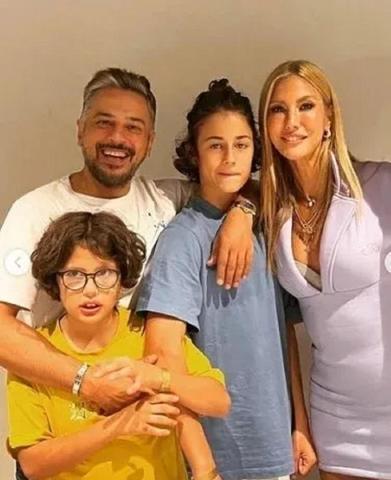 Annem Ankara’nın yıldızı Mehmet Günsürün kızına bakın Meğer bir dönem beraber kamera karşısına geçmişler